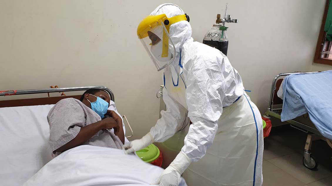 Eine Pflegekraft versorgt einen Corona-Patienten im Krankenhaus. Foto: Malteser International