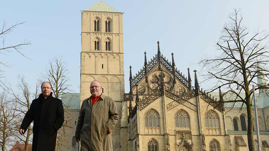 Bischof Stephan Ackermann und Reinhard Marx vor dem münsterschen St.-Paulus-Dom. Foto: Michael Bönte, Christof Haverkamp, Archiv Kirche+Leben