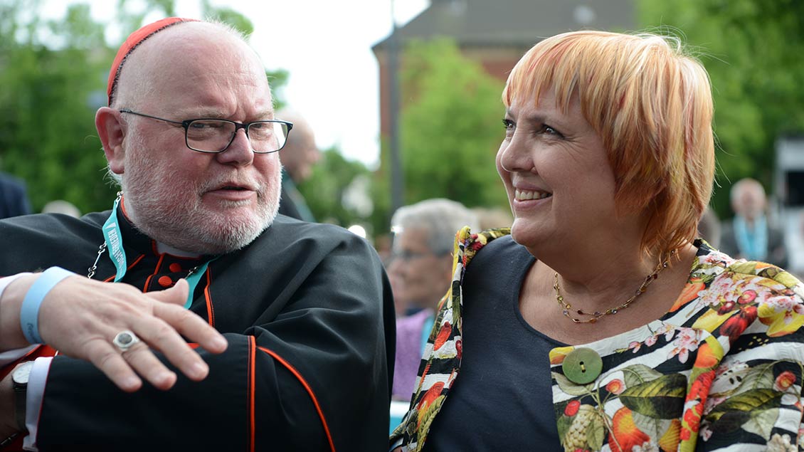 Claudia Roth und der Münchener Kardinal bei der Eröffnungsfeier des Katholikentags 2018. | | Foto: Michael Bönte, Christof Haverkamp, Archiv Kirche+Leben