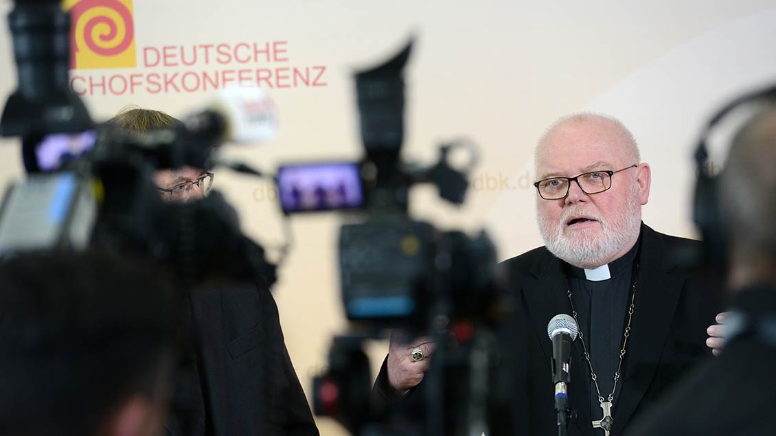 Als Vorsitzender der Deutschen Bischofskonferenz steht Marx Journalisten Rede und Antwort. | Foto: Foto: Michael Bönte, Christof Haverkamp, Archiv Kirche+Leben
