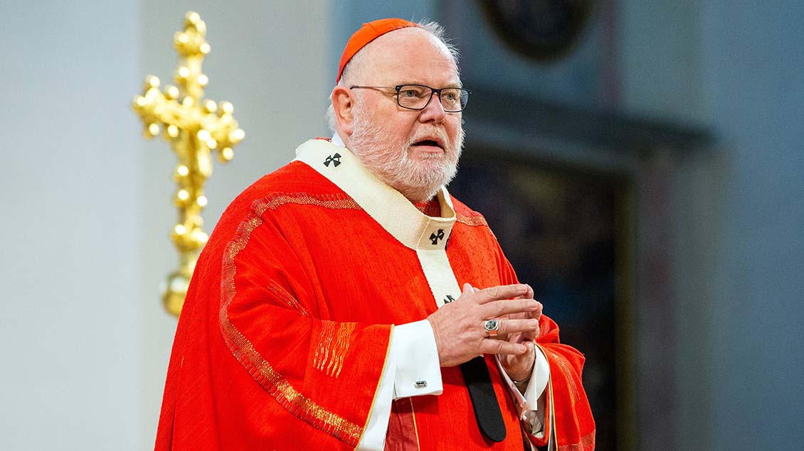 Kardinal Reinhard Marx ist in einer Kirche zu sehen.