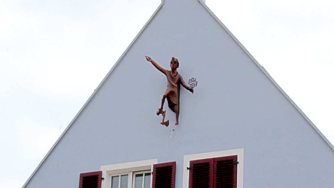 Skulptur des heiligen Matthias an der Fassade des Restaurants „Roter Hirsch“