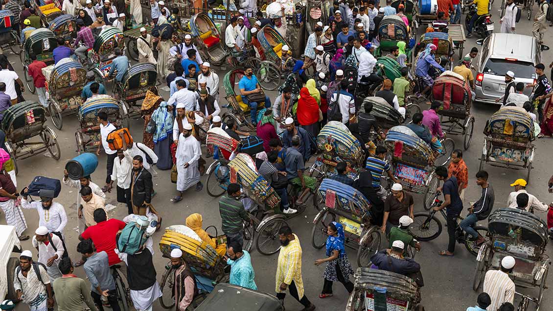 Viele Menschen sind auf einer Kreuzung in Dhaka, Bangladesch, zu sehen. Foto: Imagebroker (imago)
