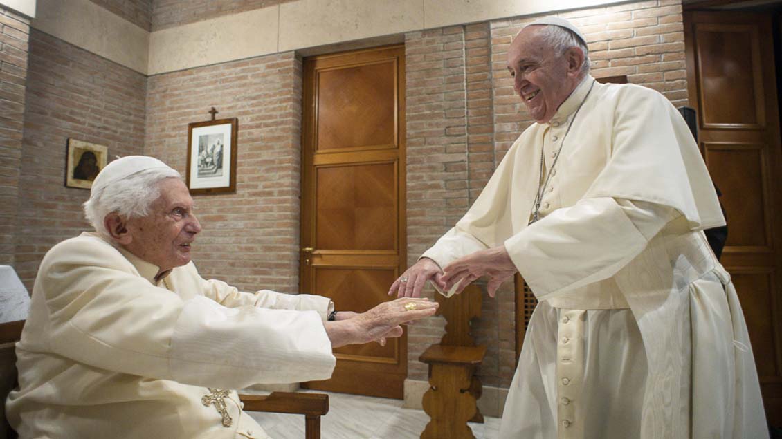 Die Päpste Benedikt XVI. und Franziskus.