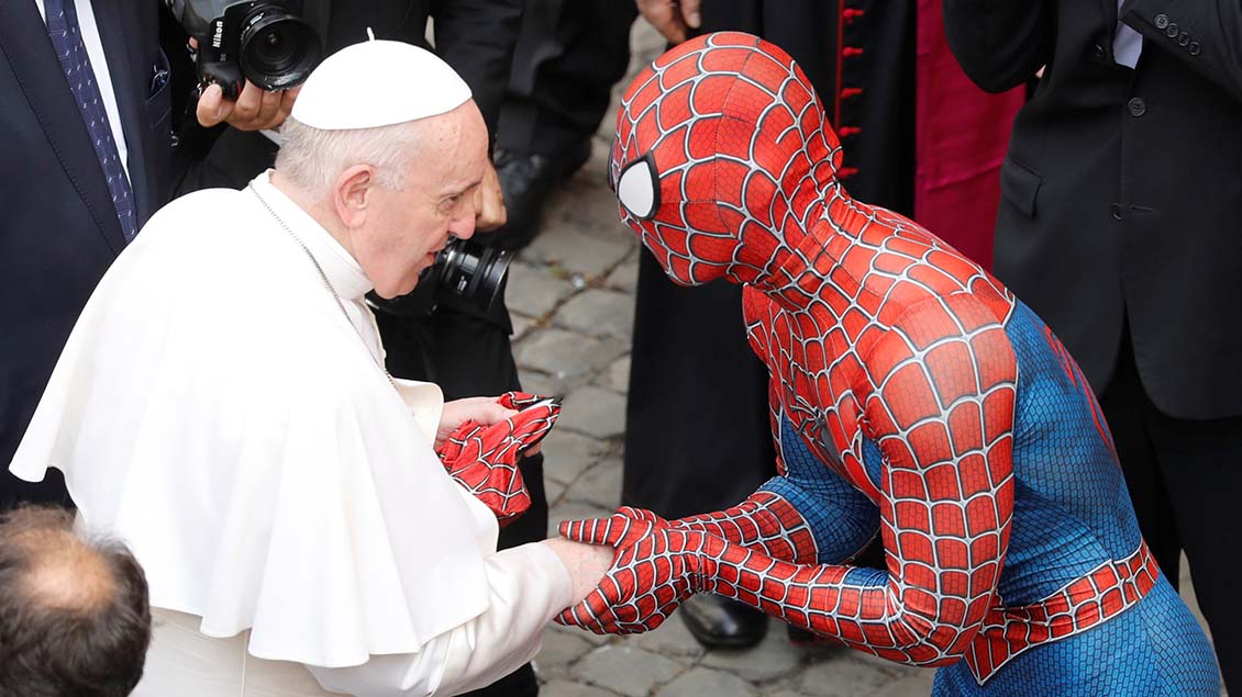 Papst Franziskus trifft auf Spider-Man bei seiner Generalaudienz