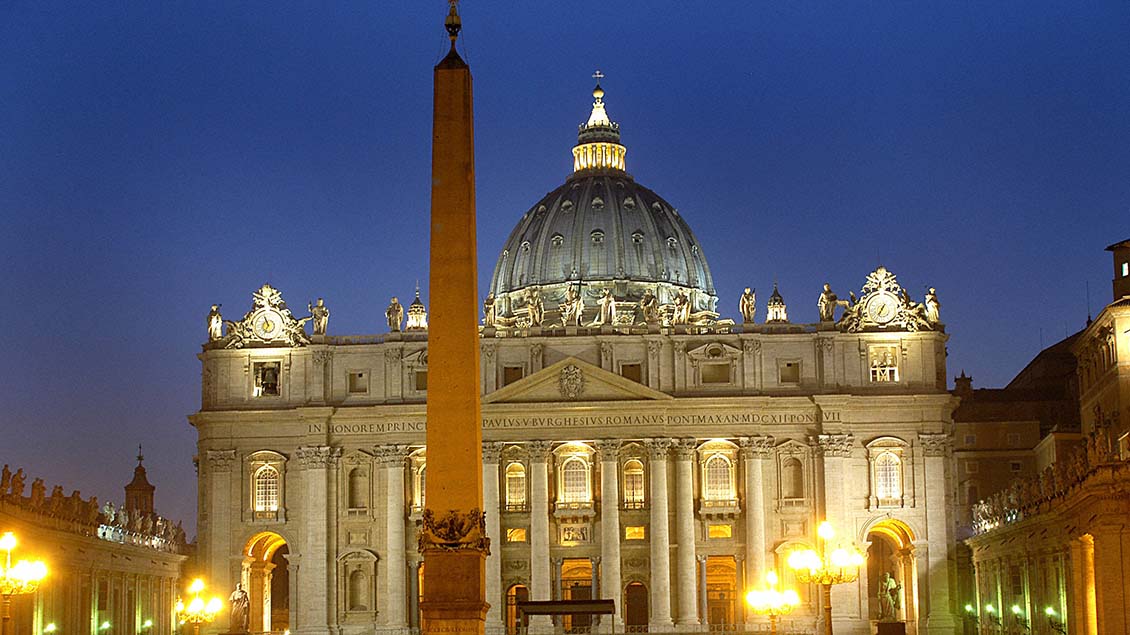 Petersdom in Rom bei Nacht
