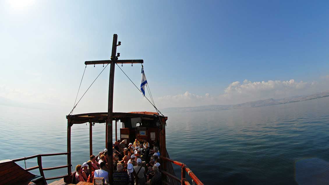 Gottesdienst an Bord auf dem See Gennesaret in Galiläa.