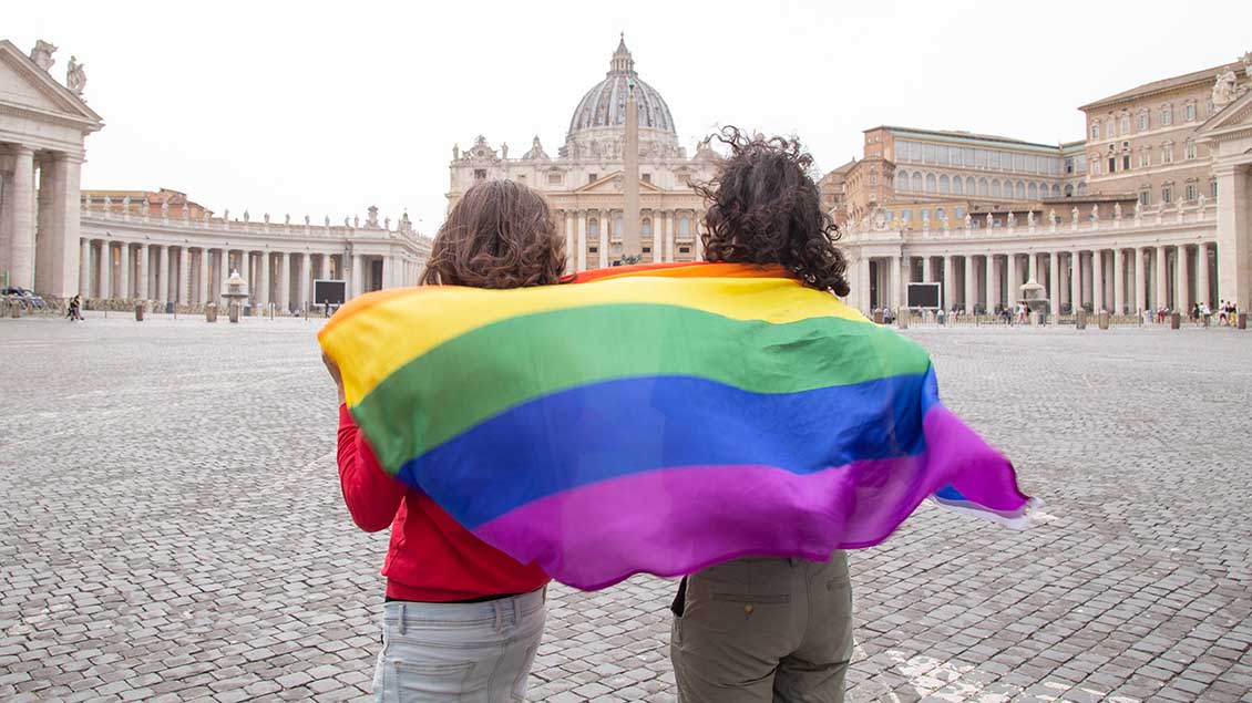 Zwei LGBTQ-Aktivisten mit Regenbogenfahne auf dem Petersplatz in Rom. Foto: Pacific Press Agency (imago)