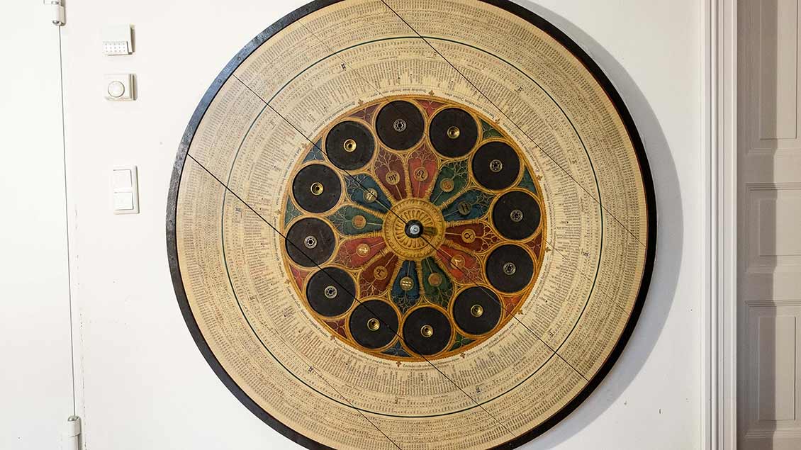 Das Kalendarium der Astronomischen Uhr wird derzeit im Atelier von Marita Schlüter restauriert. | Foto: Achim Pohl (pbm)