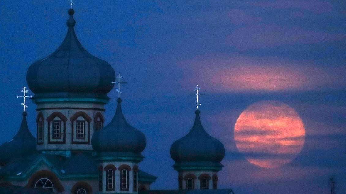 Orthodoxe Kirche in der Nacht