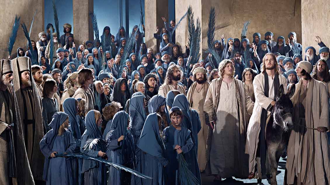 Der Einzug nach Jerusalem ist eine der zentralen Szenen bei den Passionsspielen in Oberammergau im kommenden Jahr. Hier eine Aufnahme aus einer Aufführung vor elf Jahren.