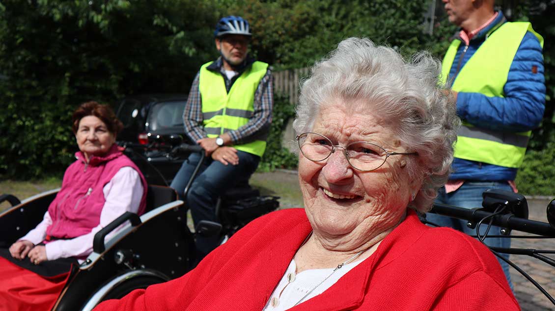 Hanna Röben (95) hat die Fahrt sehr genossen. Sie sitzt im Rollstuhl und wohnt seit sechs Jahren im Cloppenburger St.-Pius-Stift. | Foto: Michael Rottmann