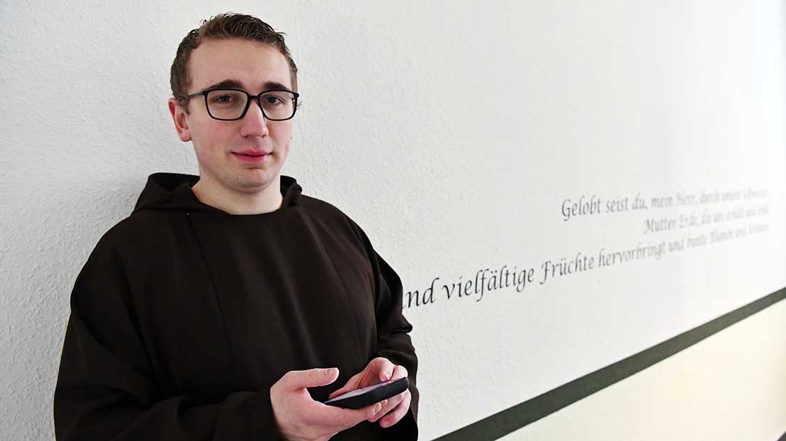 Bruder Julian Kendziora aus Münster ist für die deutsche Kapuzinerprovinz als Organisator mit an Bord. | Foto: Michael Bönte
