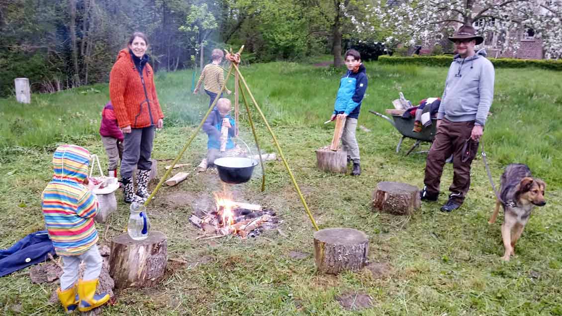 Da kommt Lageratmosphäre auf: analoges Kochen über dem offenen Feuer beim Online-draußen-Zelten der Pfadfinder St. Josef Greven. | Fotos: privat