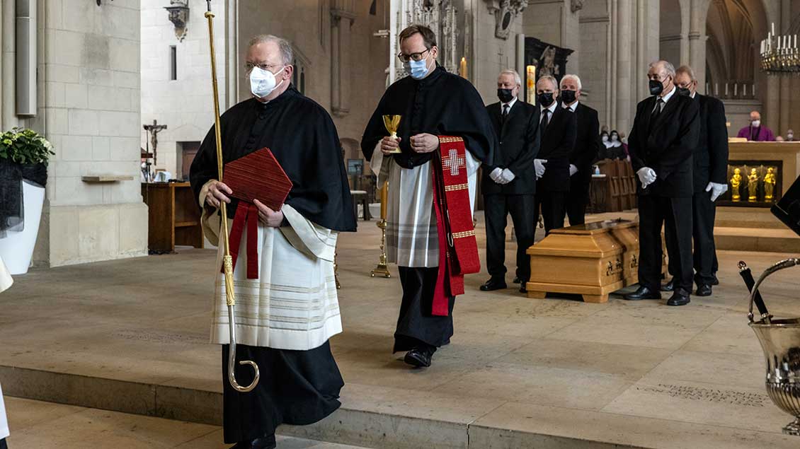 Der Bischofsstab von Heinrich Janssen wurde symbolisch mit der Krümme nach unten getragen. | Foto: Achim Pohl (pbm)