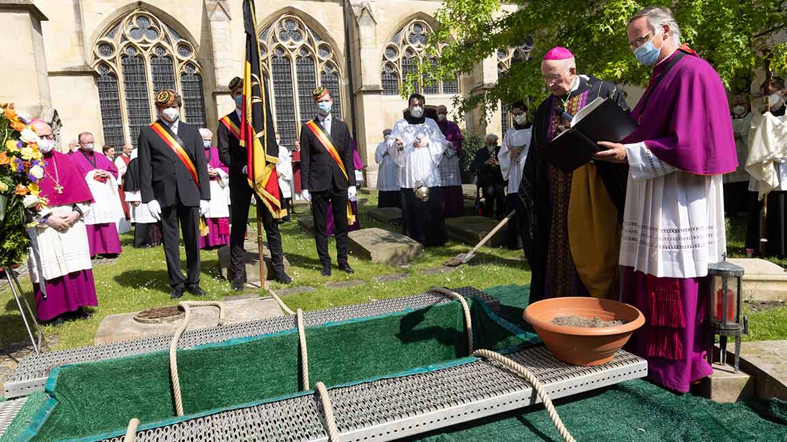 Bischof Felix Genn am Grab von Heinrich Janssen. | Foto: Achim Pohl (pbm)