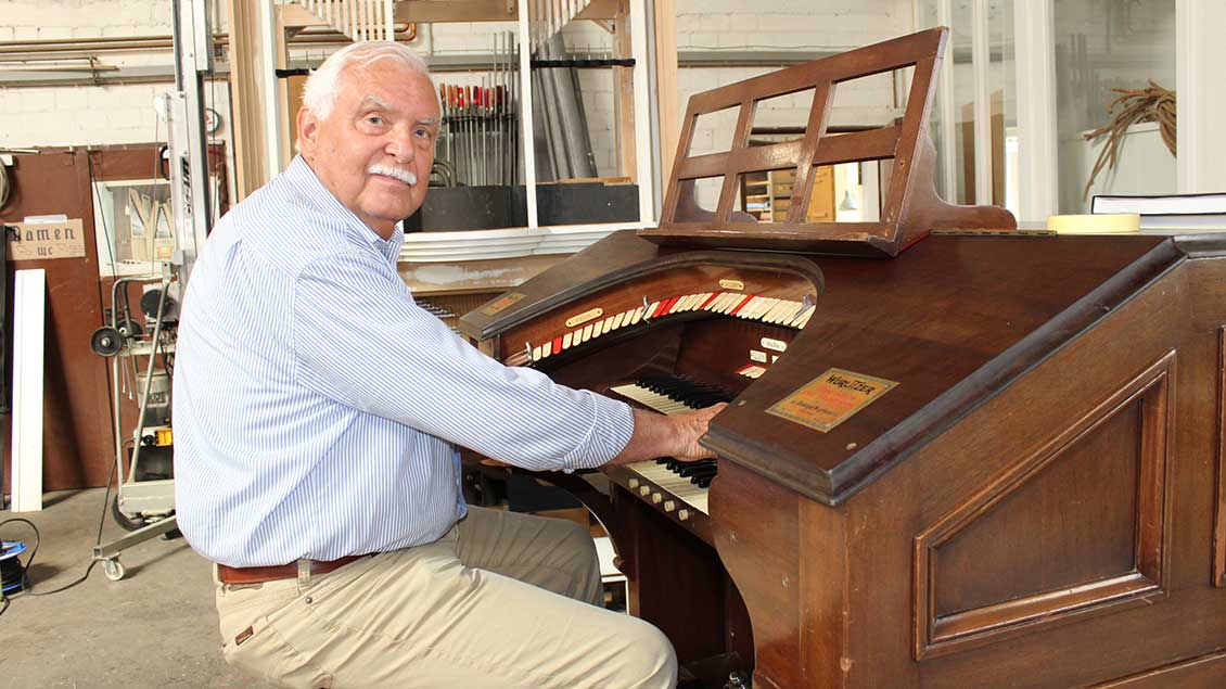 Orgelbaumeister Friedhelm Fleiter am Spieltisch der Kino-Orgel Foto: Hubertus Kost