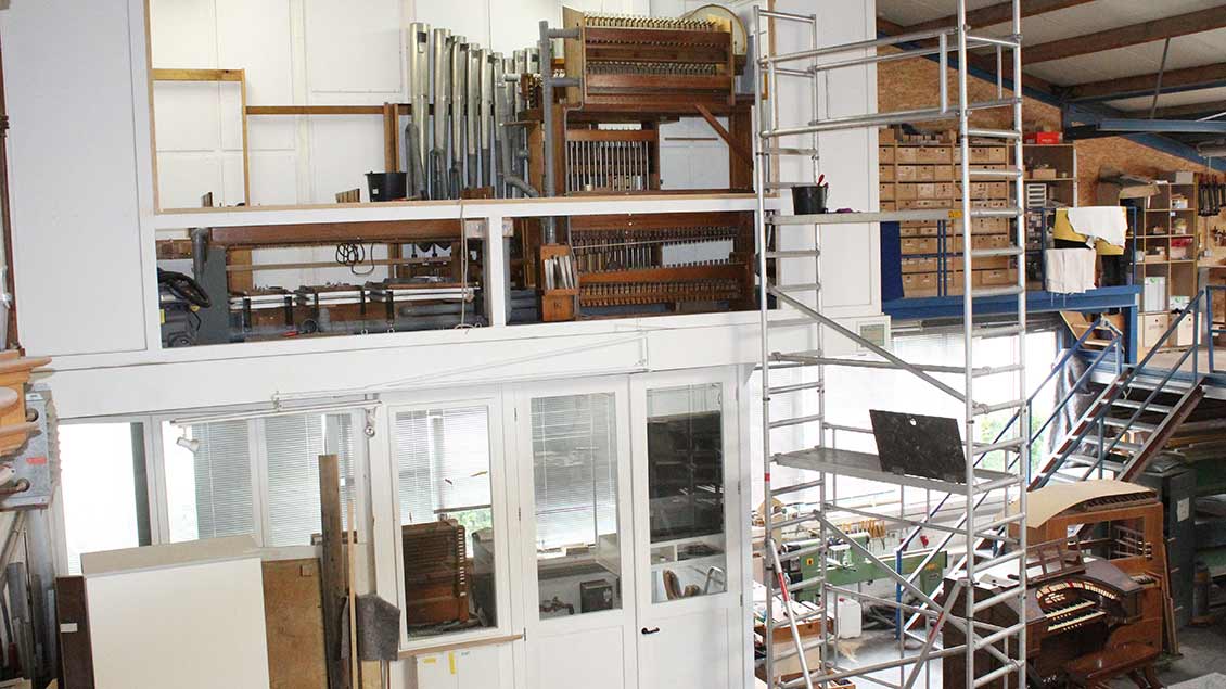 Der Blick auf die zum Teil schon abgebaute Wurlitzer-Orgel macht die Dimension des Instruments über zwei Etagen deutlich. | Foto: Hubertus Kost