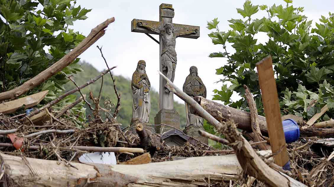 Ein Kruzifix in der Ortschaft Rech in der Eifel Foto: Future Image (imago)