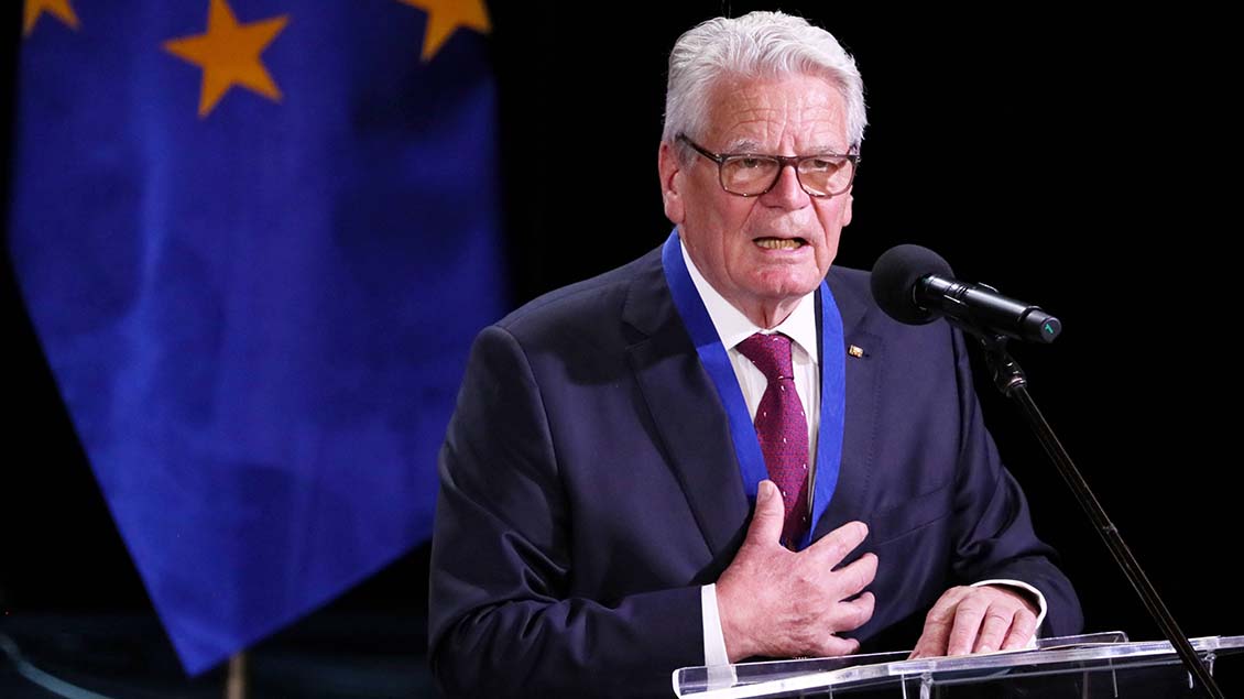 Joachim Gauck vor einer Europa-Fahne.