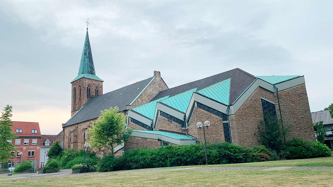 Auch aus dem Bistum Münster finden sich einige Gotteshäuser bei „invisiblis“, die Kirche St. Maria Magdalena in Ibbenbüren-Laggenbeck. Der Anbau aus den 1960er Jahren soll gegen Ende 2021 abgerissen werden. | Foto: Marie-Theres Himstedt