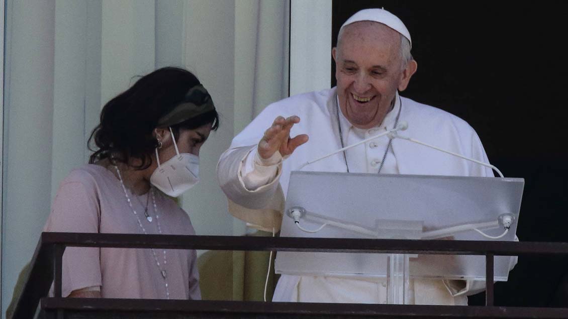 Papst Franziskus vom Krankenhaus-Balkon