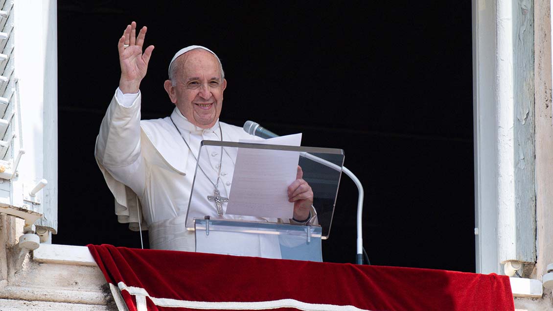 Papst Franzikus zeigt sich im Vatikan Foto: imago