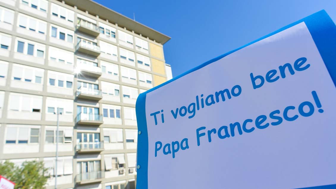 Plakat vor Gemelli-Klinik Rom Foto: Vatican Media/Romano Siciliani/KNA