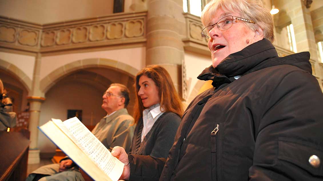 Singende Menschen in der Kirche