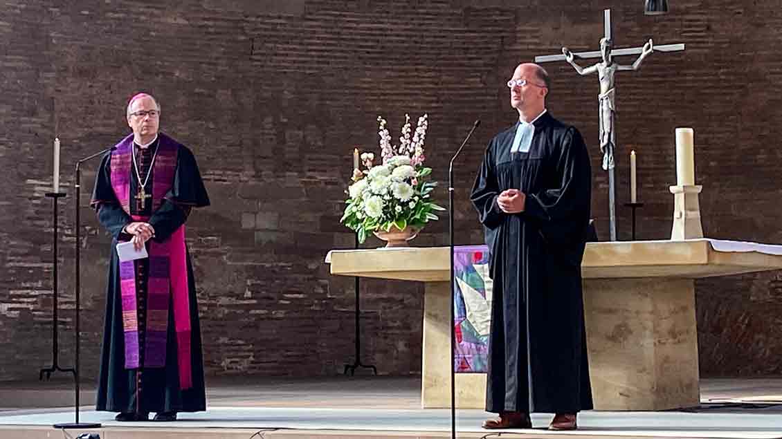 Bischof Ackermann und Präses Latzel Foto: Anna Fries (KNA)