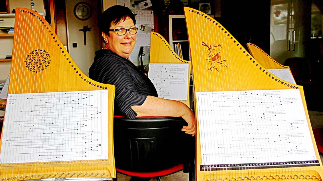In Kursen unterrichtet Gisela Schmitt Veeh-Harfe. Das Instrument eignet sich gut für ein inklusives Musizieren. | Foto: Johannes Bernard Foto: Johannes Bernard