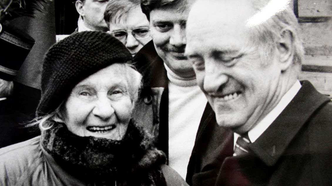 Tisa von der Schulenburg bei einer Begegnung mit dem NRW-Ministerpräsidenten Johannes Rau. Das Archivbild entstand in den 1990er Jahren. | Foto: K+L-Archiv