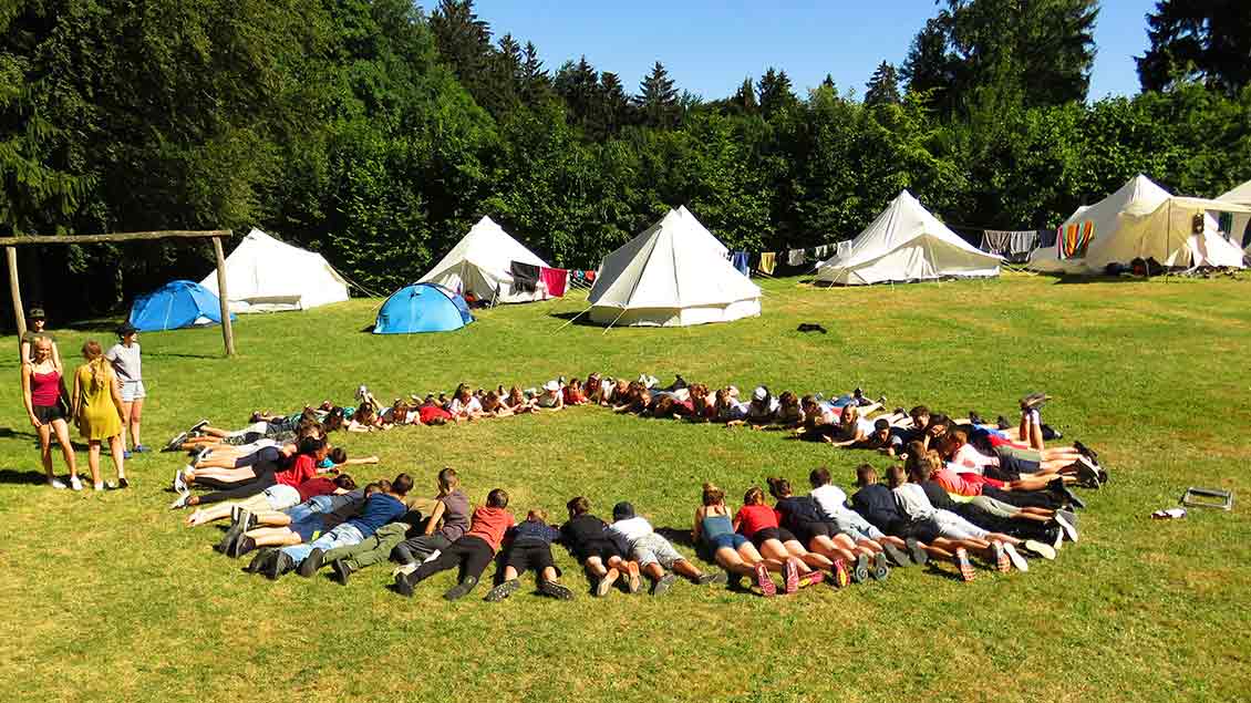 Zusammenhalt von Kindern und Jugendlichen wird bei den Freizeiten erlebbar. So wie hier bei einem Zeltlager der Wilhelmshavener St.-Willehad-Pfarrei. | Foto: Jugendteam-Wilhelmshaven