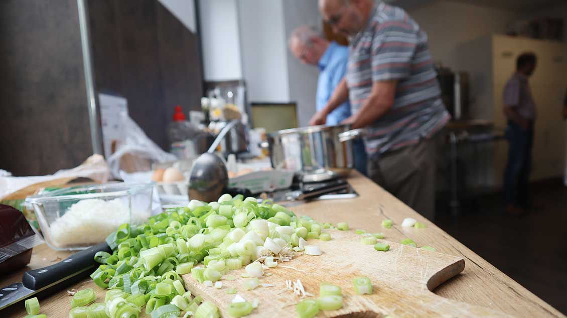 In der Küche Pfarrheims im oldenburgischen Holdorf treffen sich einmal im Monat Rentner zum Kochen und Genießen. | Foto: Michael Rottmann