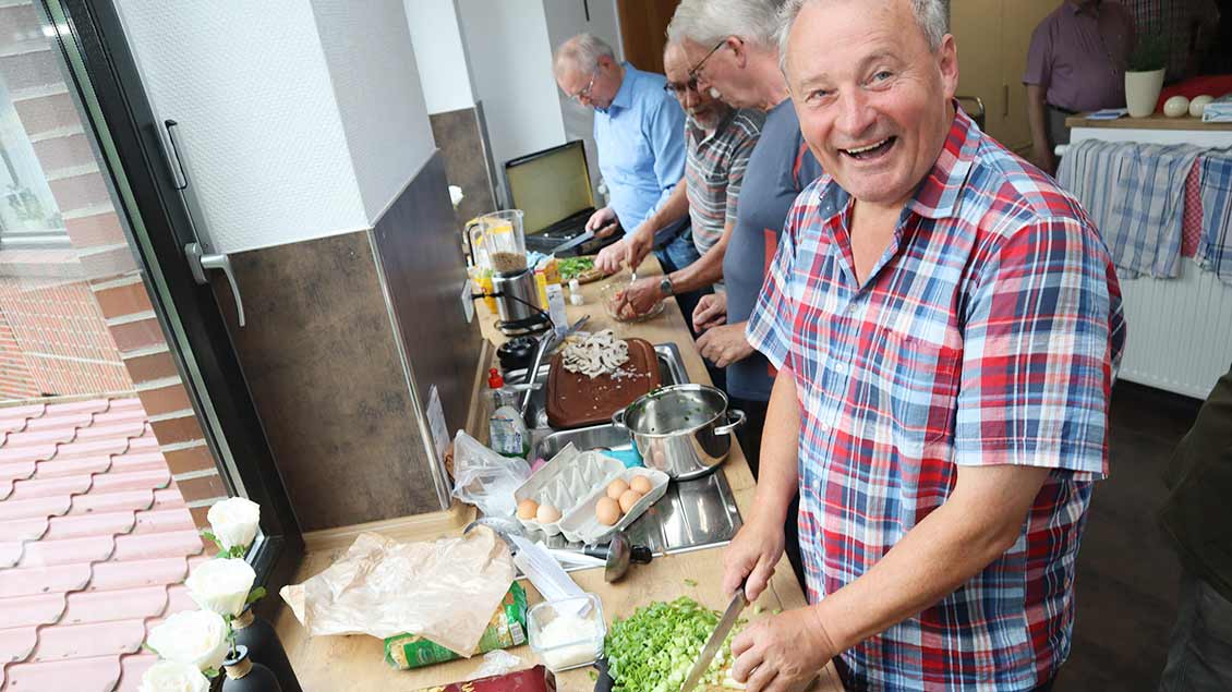 Reinhard Schröder leitet den Kochtreff für Rentner im Holdorfer Pfarrheim. | Foto: Michael Rottmann