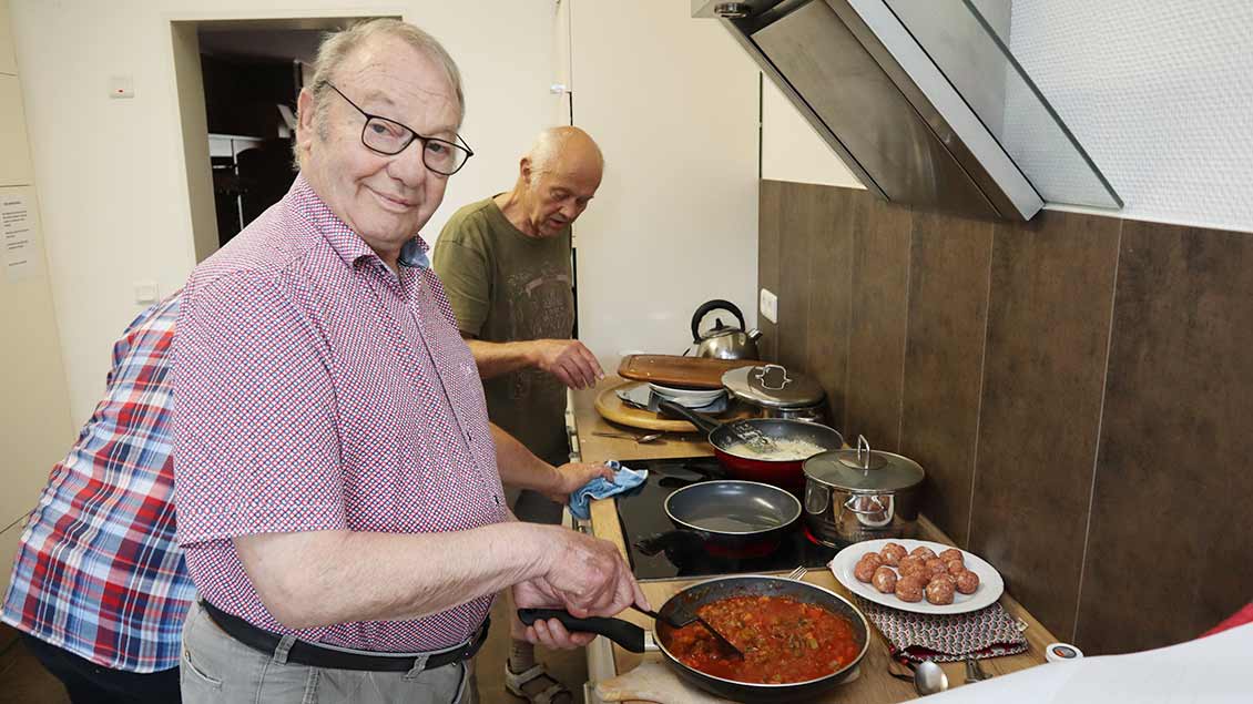 Helmut Werner ist mit 77 Jahren der Senior der Gruppe. Seine Tochter hat ihn auf die Idee mit dem Kochkurs gebracht. | Foto: Michael Rottmann
