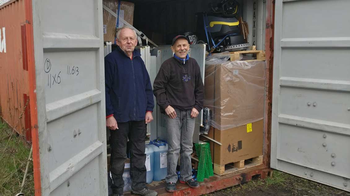 Franz Deiters (rechts) und sein Bruder Theo Deiters haben mit Helfern den Container aufwändig gepackt. | Foto: pd