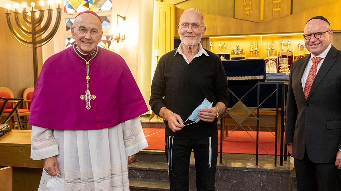 Bischof Felix Genn, der Vorsitzende der Jüdischen Gemeinde Sharon Fehr und Oberbürgermeister Markus Lewe stehen in der münsterschen Synagoge. Achim Pohl, pbm