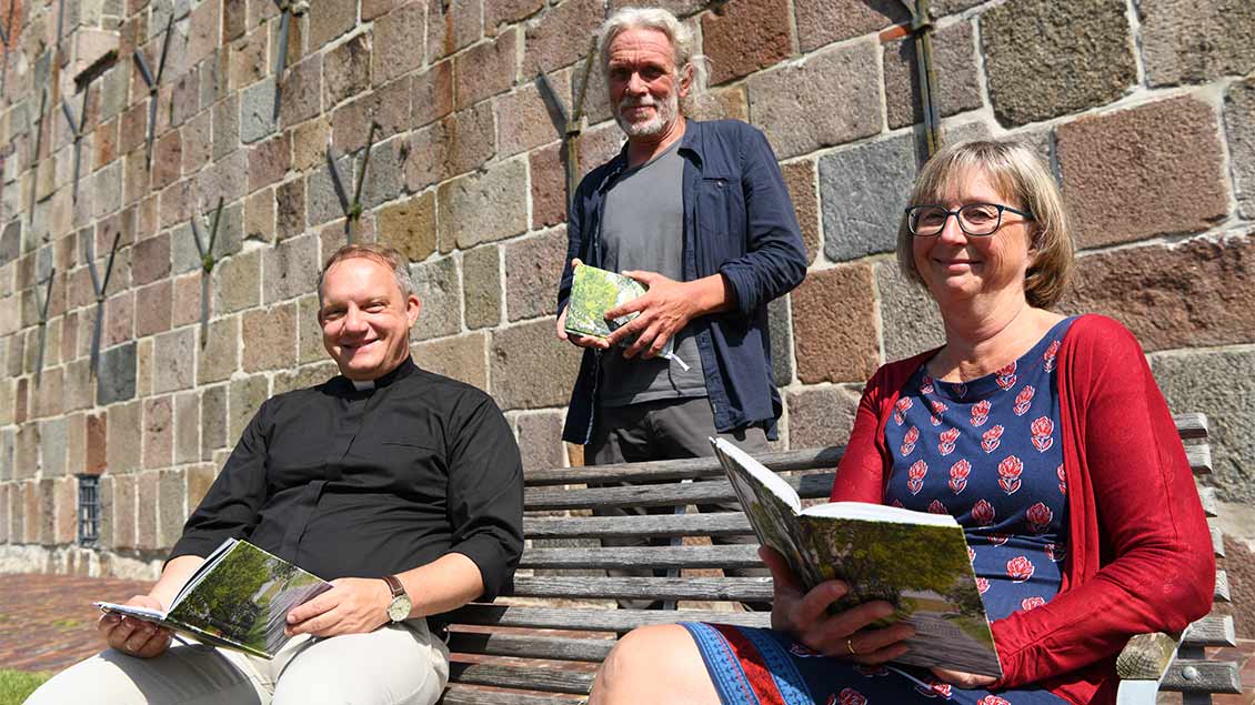Spirituell über den Wangerländischen Pilgerweg (von links): Pfarrer Lars Bratke, Fotograf Andreas Reiberg und Pastorin Sabine Kullik haben Bilder und Texte zusammengestellt.