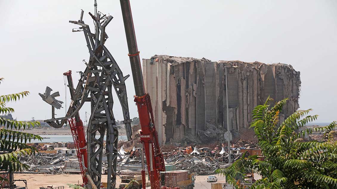 Blick auf den zerstörten Hafen von Beirut Foto: Xinhua (imago)