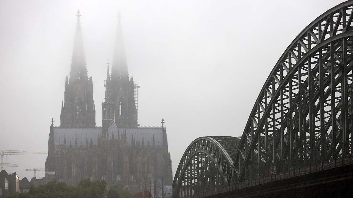Kölner Dom im Nebel Foto: Future Image (imago)