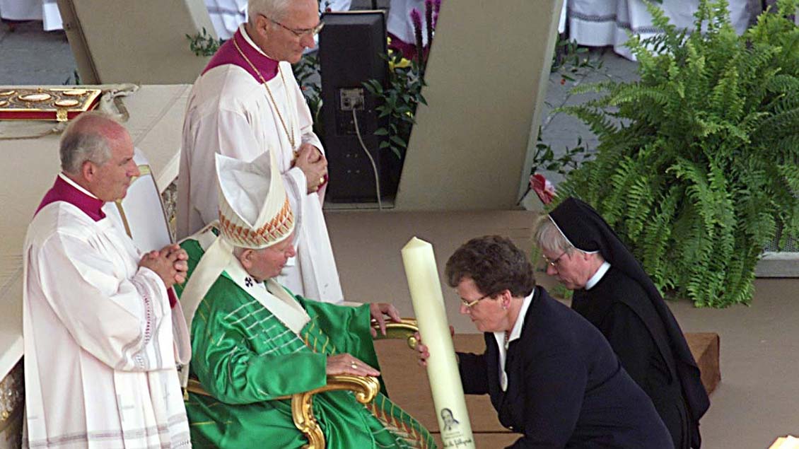 Die Nichte, Frau Üffing,  und Schwester Margret Trepmann überbrachten bei der Feier der Seligsprechung in Rom 2001 eine Euthymia-Kerze zum Papst. | Foto: Clemensschwestern