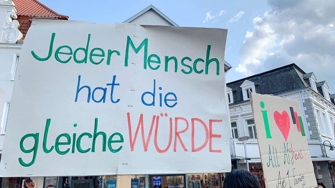 „Jeder Mensch hat die gleiche Würde“: Jeden Montag geht diese Botschaft in Ibbenbüren in die Welt. | Foto: Marie-Theres Himstedt