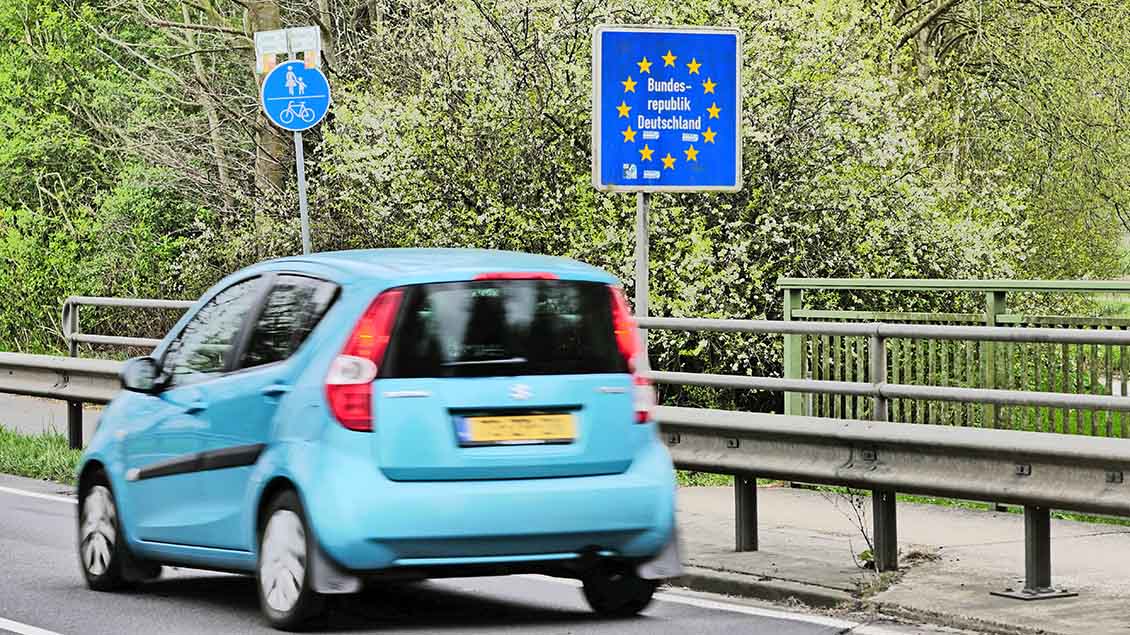Ein Auto überquert die Grenze zwischen den Niederlanden und Deutschland Symbolfoto: Jürgen Ritter (imago)