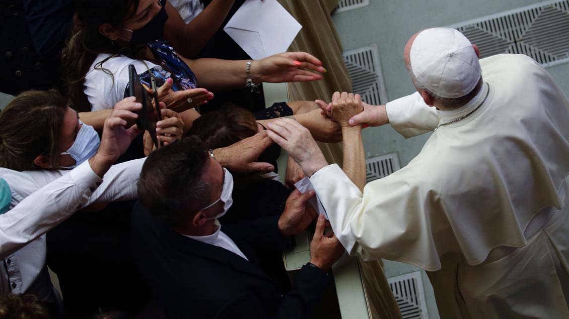 Papst Franziskus von oben in Menschenmenge. Foto: Zuma Wire (Imago)