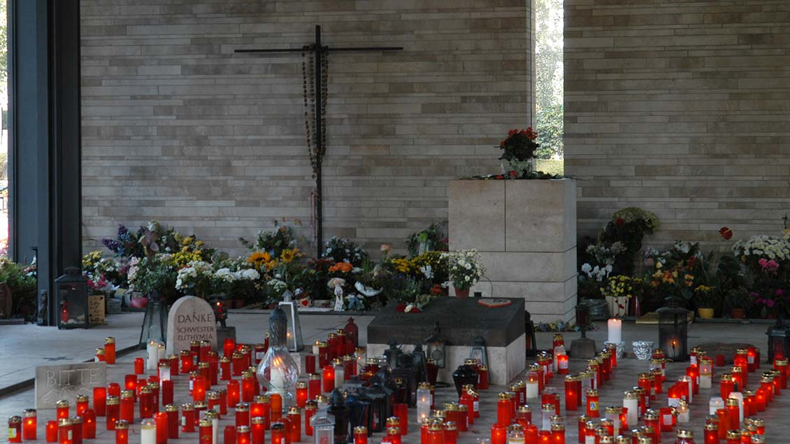 Ein Bild aus dem Jahr 2005: Zahlreiche Blumen und Kerzen werden an der Gedenkstätte Schwester Euthymias auf dem Zentralfriedhof in Münster abgelegt. | Archivfoto: Michael Bönte