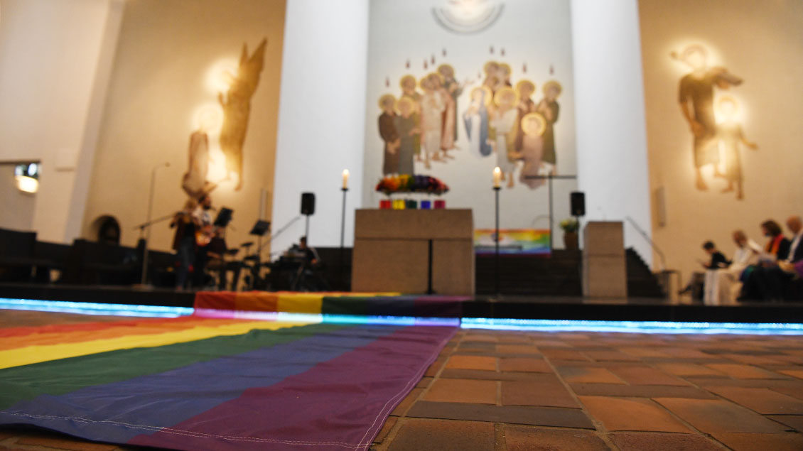 Feiern mit der Regenbogenfahne: Die Heilig-Geist-Kirche war bunt geschmückt. | Foto: Michael Bönte
