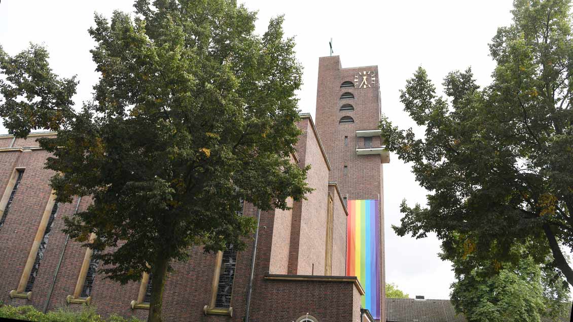 Weithin sichbar: Die Regenbogenfahne am Turm der Heilig-Geist-Kirche. | Foto: Michael Bönte
