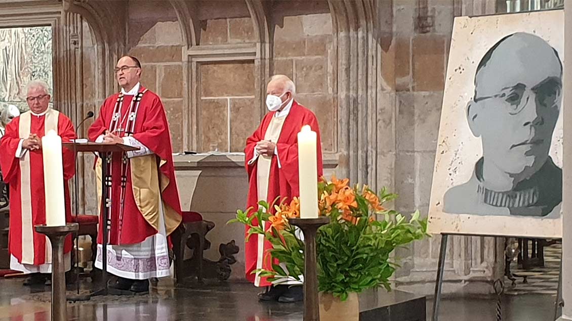 Weihbischof Lohmann bei seiner Predigt im Xantener Dom. Foto: Anke Gellert-Helpenstein