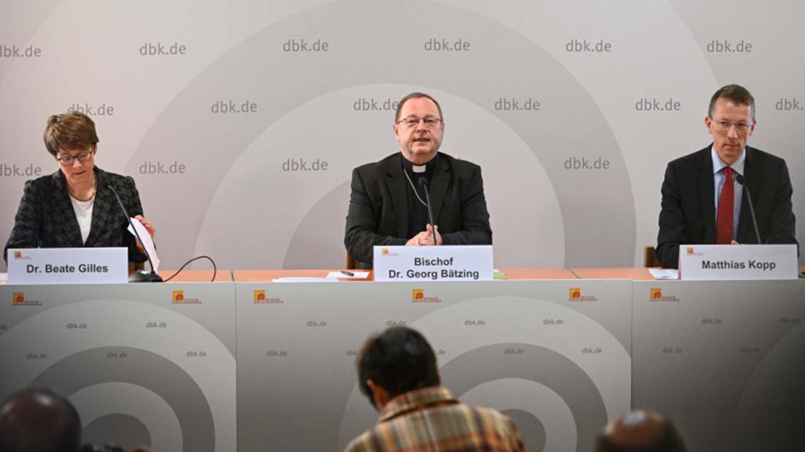 Beate Gilles, Bischof Georg Bätzing und Pressesprecher Matthias Kopp Foto: KNA